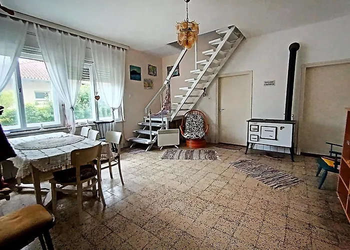 Bohemfeszek Vendeghaz בלטונפנבש